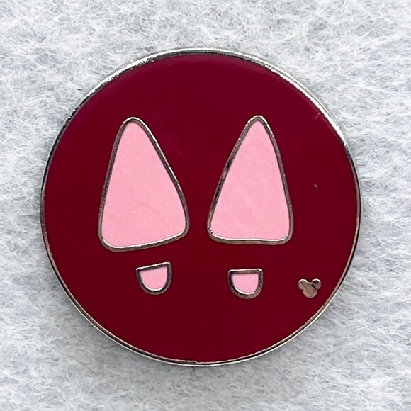 🔮 5/$25 Disney Minnie Mouse Footprint Pin - Picture 1 of 3